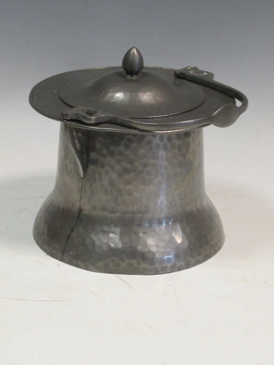 Lot 17 - An Arts & Crafts pewter biscuit barrel, 17cm high