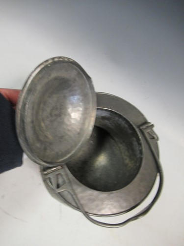Lot 17 - An Arts & Crafts pewter biscuit barrel, 17cm high