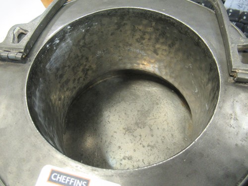 Lot 17 - An Arts & Crafts pewter biscuit barrel, 17cm high