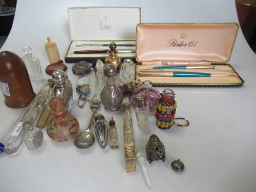 Lot 184 - Four cased Parker pens together with a...