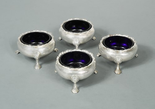 Lot 451 - A set of four George V silver cauldron salts