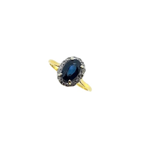 Lot 11 - A sapphire and diamond cluster ring