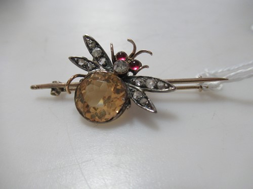 Lot 166 - A bee brooch, set with a round faceted paste,...