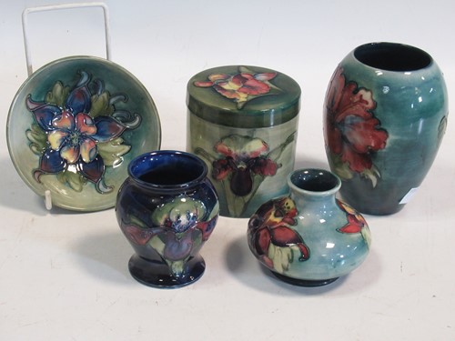 Lot 23 - A small collection of mid-century Moorcroft,...