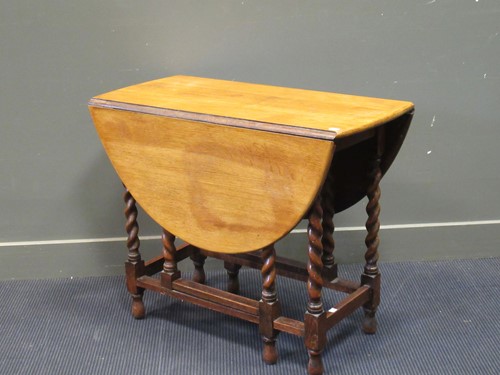 Lot 525 - An oak gateleg table on barley twist supports