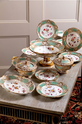 Lot 322 - A fine Nantgarw London decorated dessert service, circa 1818-20