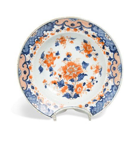 Lot 94 - A Chinese Imari barber's bowl, Qing Dynasty, Qianlong, circa 1750