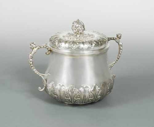 Lot 443 - An Edward VII silver porringer and cover