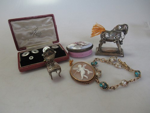 Lot 203 - A wire bracelet, tested as 9ct gold, a set of...