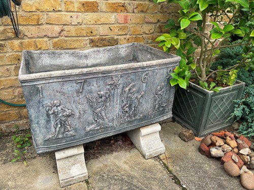 Lot 544 - A George III lead cistern
