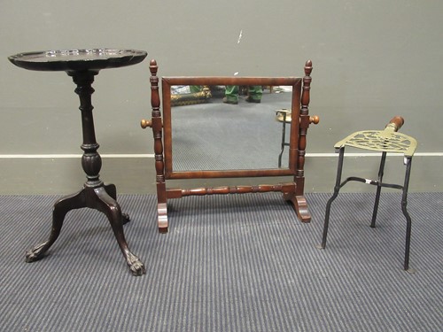 Lot 492 - A George III style small occasional table 49cm...