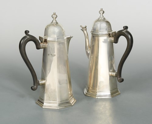 Lot 459 - A George V silver two-piece café au lait set
