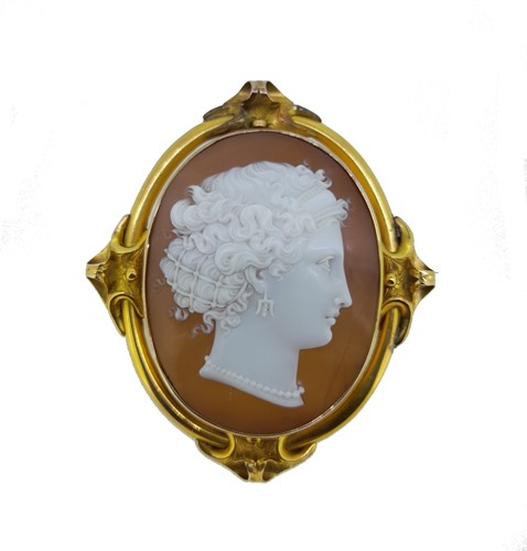 Lot 4 - A large shell cameo brooch