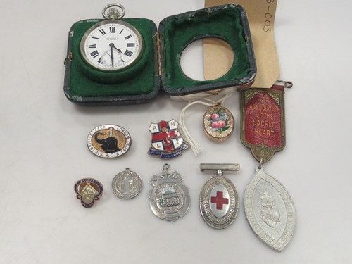 Lot 252 - A 9ct and enamelled "Souvenir" locket,...