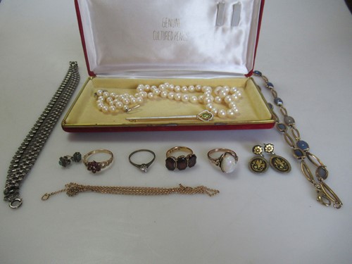 Lot 189 - A collection of jewellery including a stick...