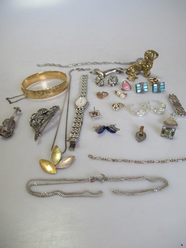 Lot 200 - A collection of jewellery including a signet...
