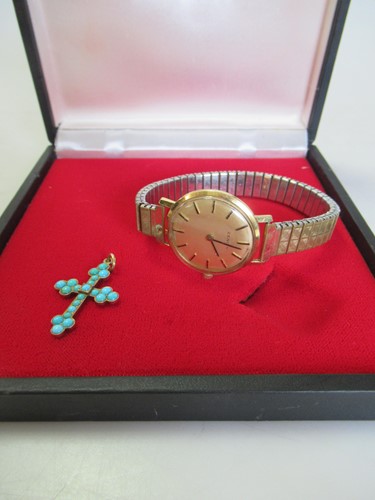 Lot 190 - A Zenith watch with an 18ct gold case and gold...