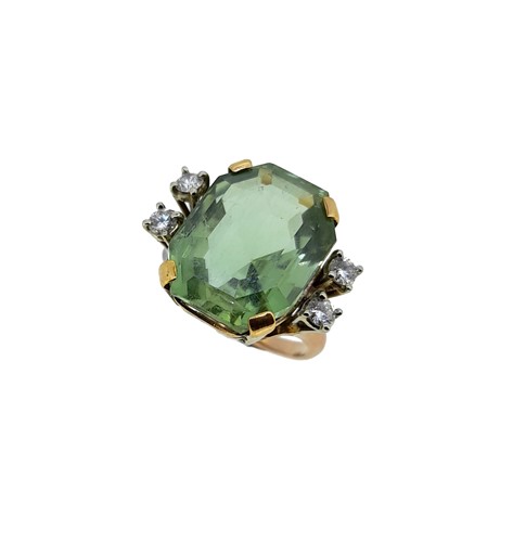 Lot 95 - A green beryl and diamond cocktail ring