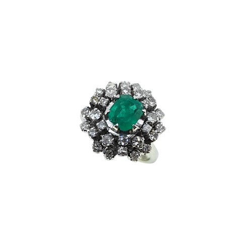 Lot 94 - A late 20th century emerald and diamond cluster ring