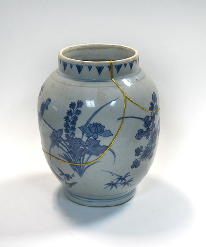 Lot 26 - A Chinese blue and white porcelain vase, Transitional Period, circa 1640