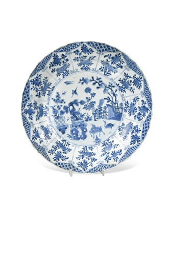 Lot 31 - A Chinese blue and white porcelain dish, Qing Dynasty, Kangxi (1662-1722)