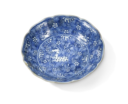 Lot 28 - A Chinese blue and white porcelain dish, Qing Dynasty, Kangxi (1662-1722)