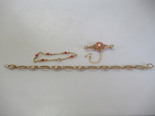 Lot 199 - A hallmarked 18ct gold childs bracelet,...