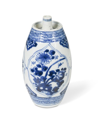 Lot 30 - A Chinese blue and white porcelain water dropper, Qing Dynasty, Kangxi (1662-1722)