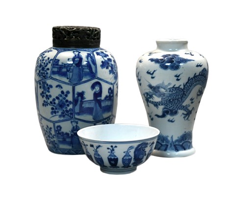 Lot 19 - A Chinese blue and white porcelain vase, Qing Dynasty, 19th century