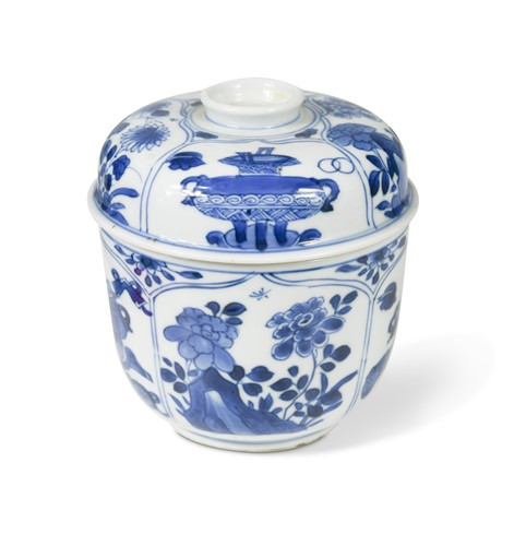 Lot 27 - A Chinese blue and white bowl and cover, Qing Dynasty, Kangxi (1662-1722)
