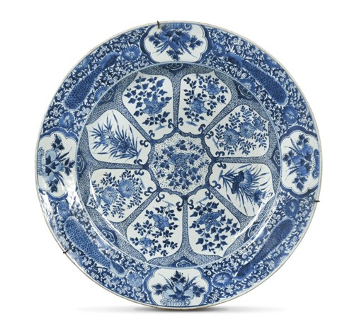 Lot 25 - A Chinese blue and white porcelain peacock charger, Qing Dynasty, Kangxi (1662-1722)