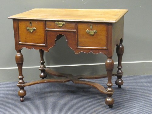 Lot 532 - A William & Mary style oak low boy 76 x 91 x 54cm