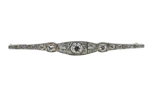 Lot 168 - An Art Deco diamond bar brooch