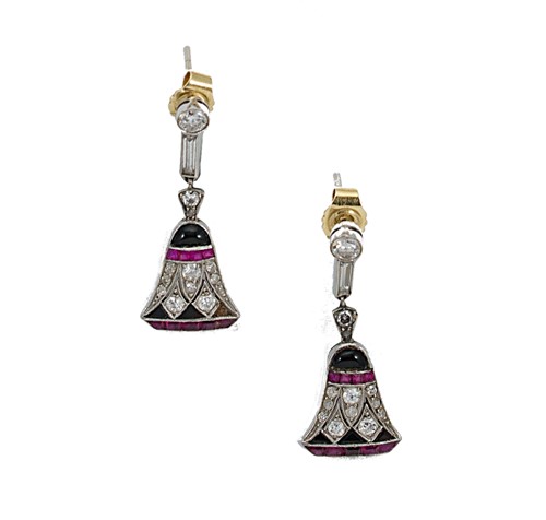 Lot 87 - A pair of Art Deco ear pendants