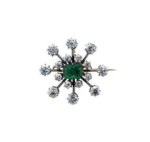 Lot 170 - An early 20th century emerald and diamond brooch