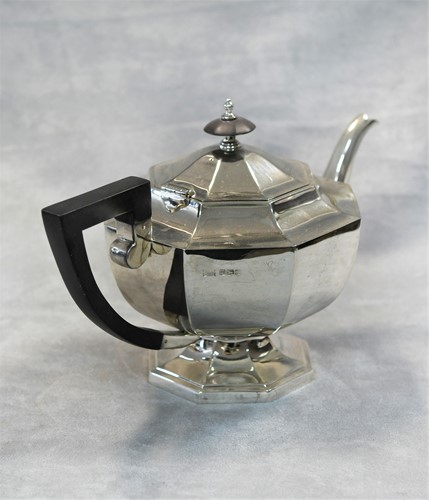 Lot 460 - A George V silver teapot with hot water jug en suite