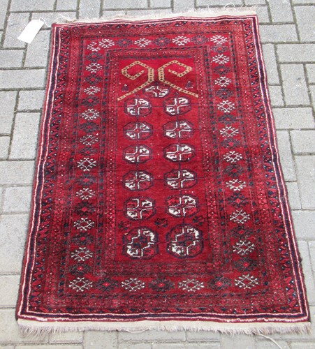 Lot 616 - An early 20th century Beluchi prayer rug