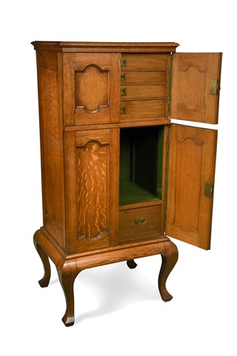Lot 470 - A freestanding canteen containing a 154 piece set of George V silver cutlery and flatware