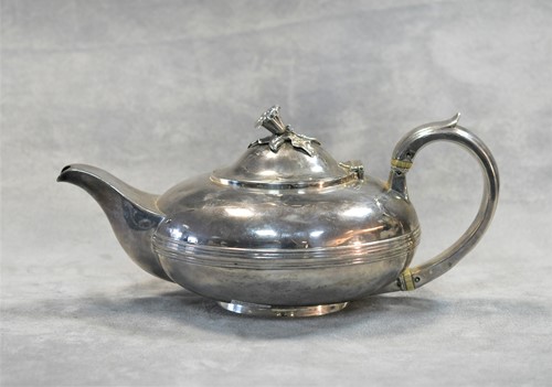 Lot 399 - A William IV silver teapot