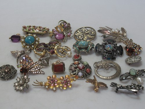 Lot 190 - A quantity of silver and costume jewellery,...