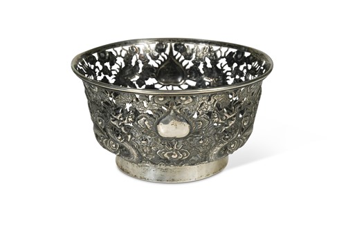 Lot 140 - A Chinese export silver dragon bowl, early 20th century