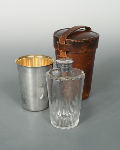 Lot 334 - An early 20th century silver plated travelling cup with glass flask