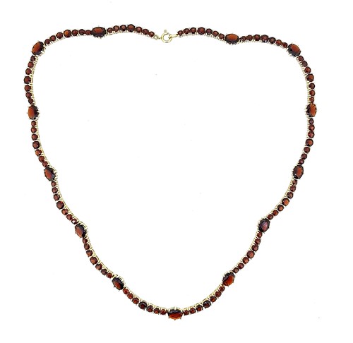 Lot 26 - A modern garnet necklet