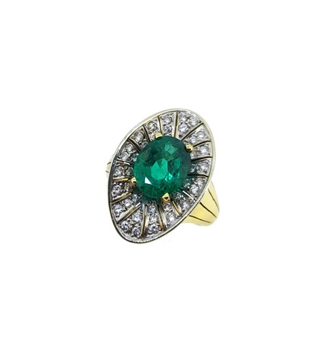 Lot 173 - An emerald and diamond cluster ring