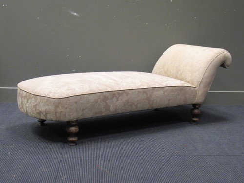 Lot 401 - An Edwardian day bed and small sofa with...