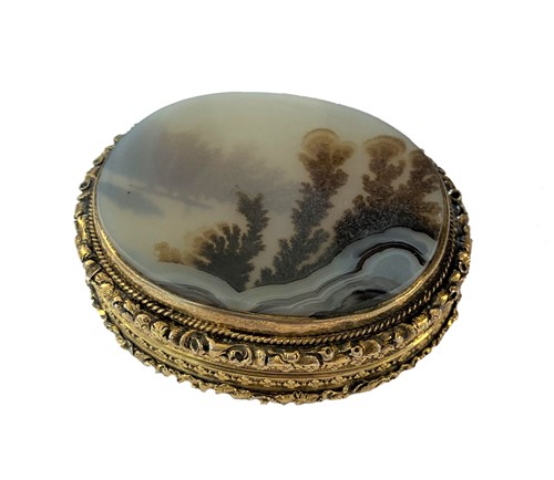 Lot 285 - A William IV cast silver gilt vinaigrette with 'scenic agate' cover, mark of Nathaniel Mills