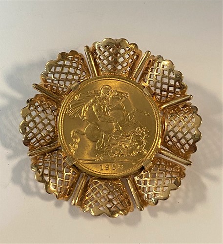 Lot 169 - A sovereign dated 1958, in a pendant/brooch...