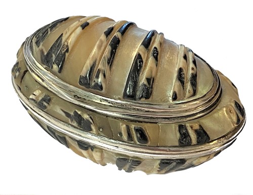 Lot 292 - A (probably) 19th century shell snuff box