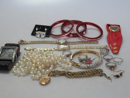 Lot 191 - A collection of silver and costume jewellery...
