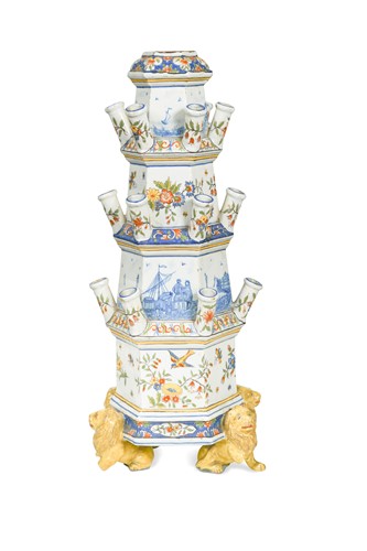 Lot 487 - A Cantagalli tulip vase